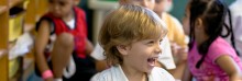 Riendose de las actividades de bienvenida que preparo el educador