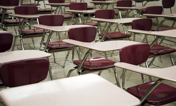 Aula vacía de estudiantes